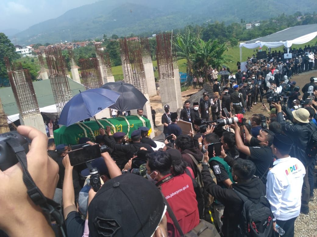 Jenazah Emmeril Kahn Mumtadz diarak menuju liang lahat di Kompleks Pembanguan  Islamic Center Baitul Ridwan, Cimaung, Kabupaten Bandung.
