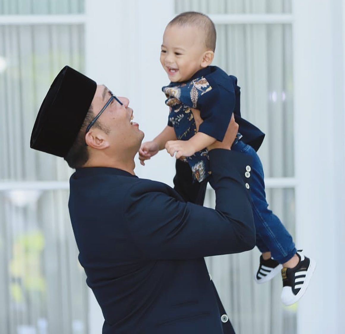 Arkana Aidan Misbach tertawa bahagia dalam pelukan Ridwan Kamil 