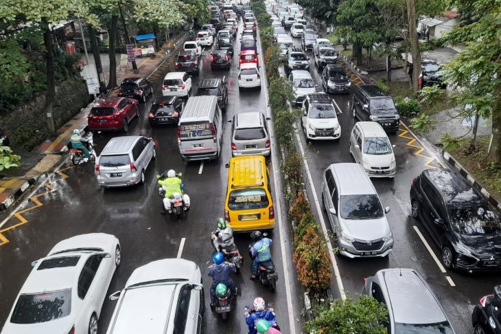 Kemacetan di ruas jalan utama Kota Cimahi dampak dari  Konser Now Playing Festival 2022 .