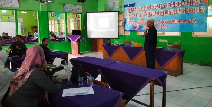 Koordinator Pengawas SD Dinas Pendidikan Kota Tasikmalaya Asep Supriyadi, SPd, MPd, saat menjadi pembicara workshop di SDN Cicariu, Kecamatan Cipedes, Kota Tasikmalaya, Senin 13 Juni 2022.*