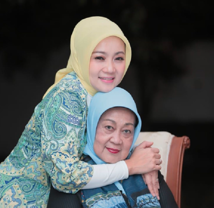 Nenek NOMI Ibu Atalia Praratya Gendong Arkana Aidan, Simak Profil dan Biodata Mertua Ridwan Kamil