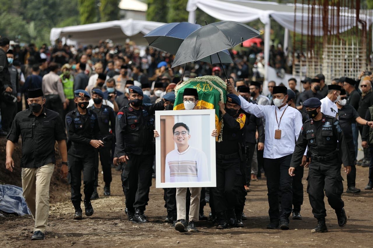 Jenazah Emmeril Kahn Mumtadz dimakamkan di area Islamic Center milik keluarga besar Ridwan Kamil di Cimaung, Kabupaten Bandung, Senin (13/6/2022). 