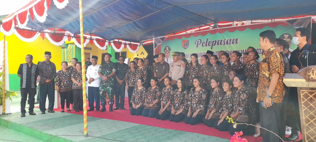 Foto bersama Bupati Alor dan tim Pesparawi Kabupaten Alor
