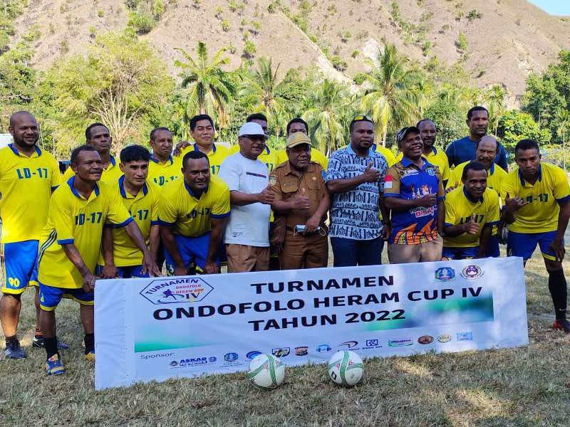 Tim All Star Persidafon foto bersama dengan Ondofolo Heram pada pembukaan Turnamen Sepakbola Ondofolo Heram IV 2022, Selasa 13 Juni 2022, Sore tadi.