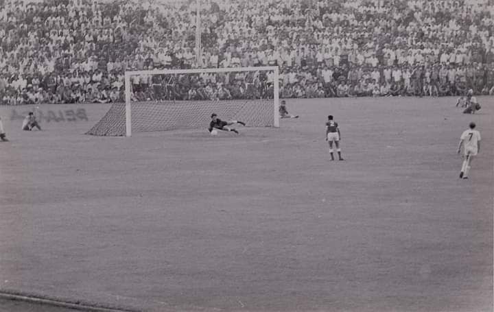 Suasana laga klasik PSMS Medan vs PSV Eindhoven pada 14 Juni 1971. Ronny Pasla menahan tendangan Guus Hiddink