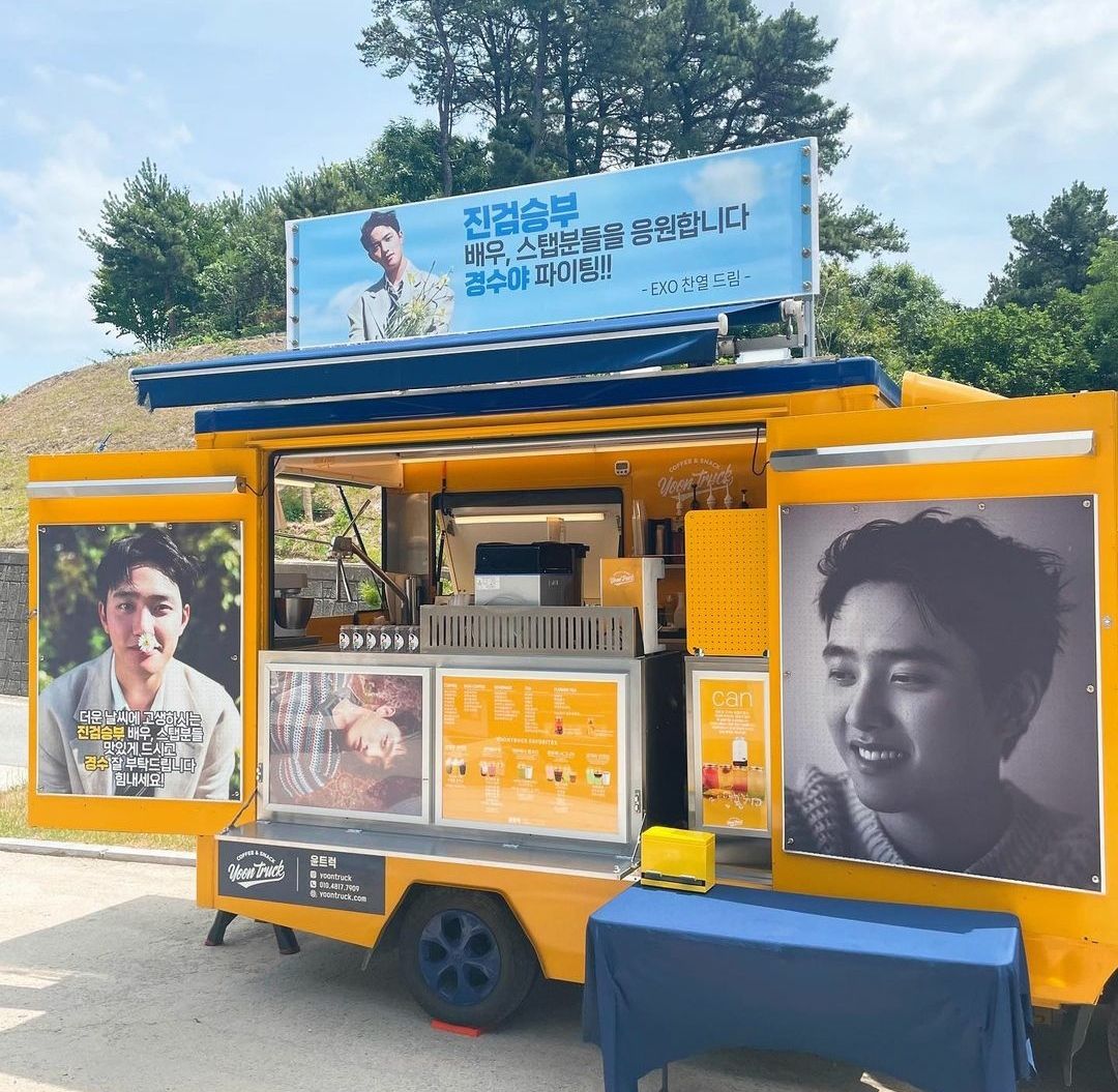 Food truck yang dikirim Chanyeol untuk DO EXO sebagai dukungan atas deama barunya. 