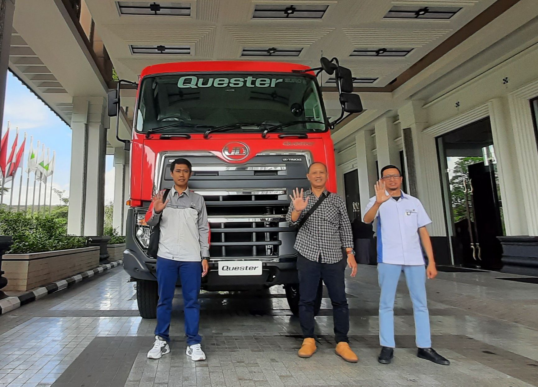 Top manajemen Astra UD Trucks Cabang Astra Biz Center Kota Bandung di depan unit Quester Euro 5, Selasa 14 Juni 2022./  
