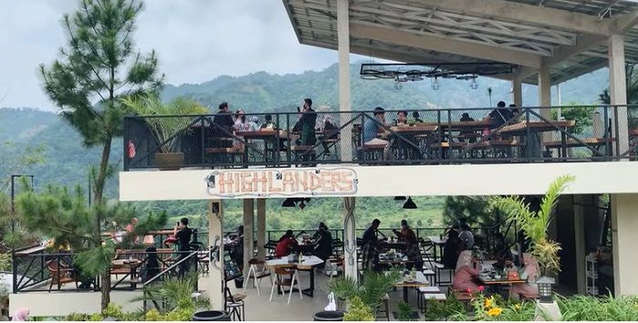Resort & café ini merupakan salah satu obyek wiasata kuliner di kawasan sentul Bogor, berada diatas perbukitan, view pemandangan alamnya indah, udara sejuk menyegarkan.