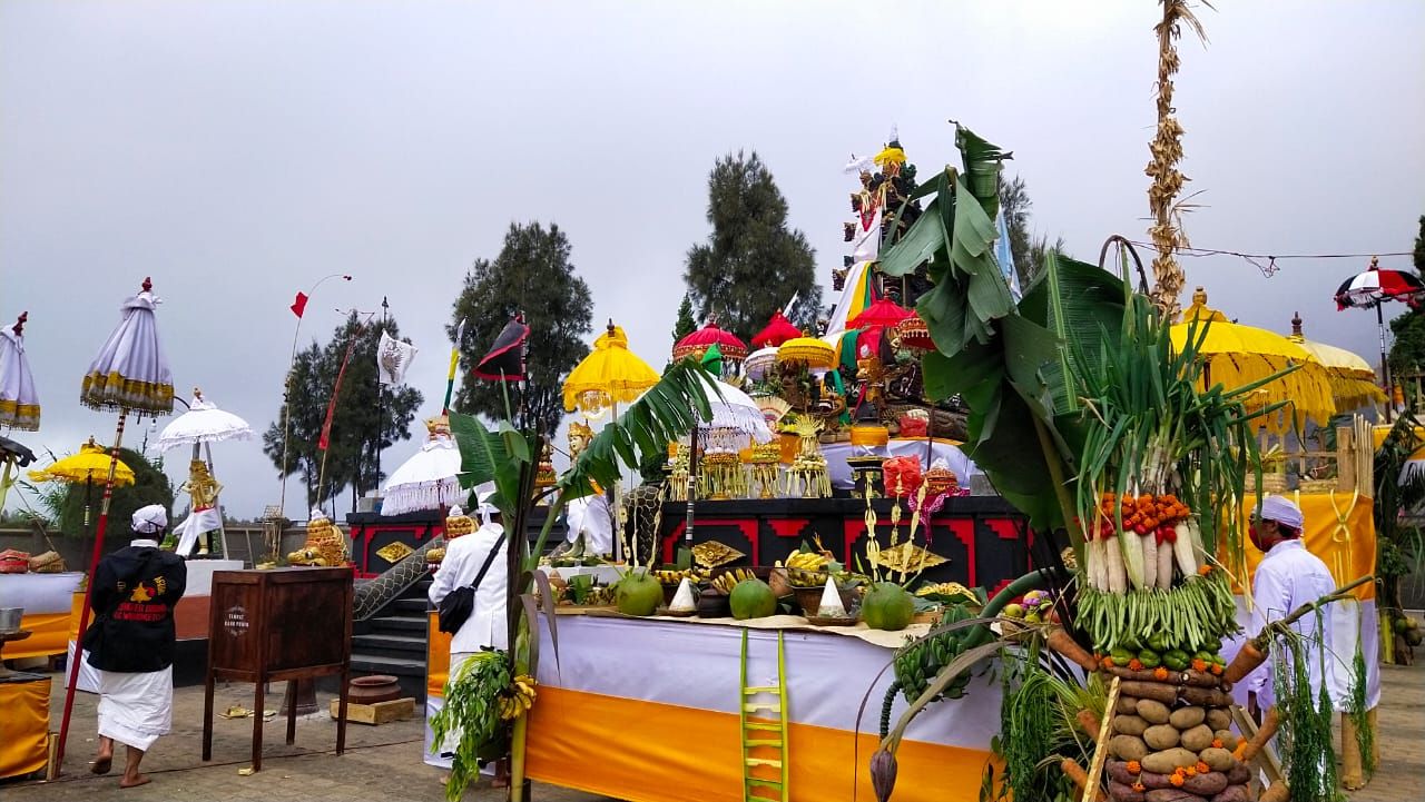 Mengenal Upacara Adat Kasada, Warisan Budaya Di Lereng Gunung Bromo