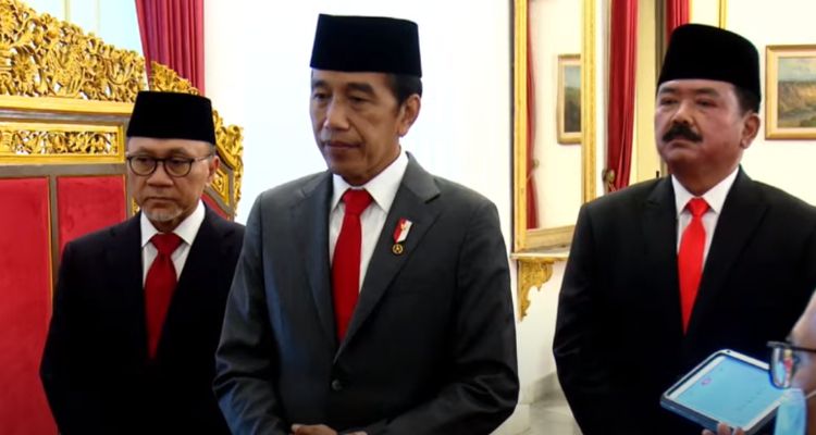 Presiden Jokowi bersama Menteri Perdagangan Zulkifli Hasan (kiri) dan Menteri  Agraria dan Tata Ruang (ATR)/Kepala Badan Pertanahan Nasional (BPN) Hadi Tjahjanto (kanan) seusai pelantikan di Istana Negara, Jakarta, Rabu 15 Juni 2022. .