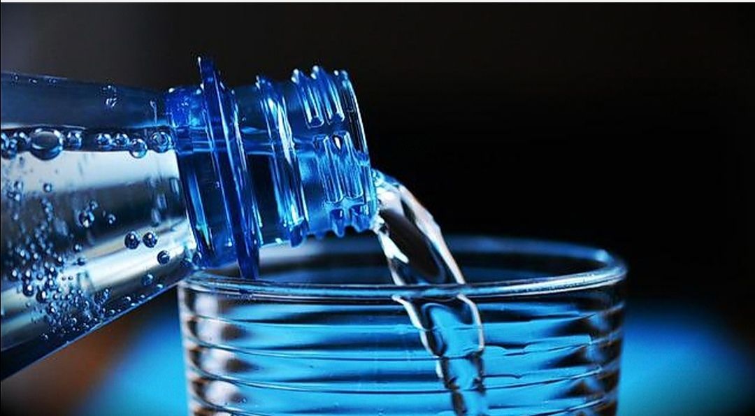 Ilustrasi minum air secukupnya saat berbuka bisa mencegah dehidrasi.