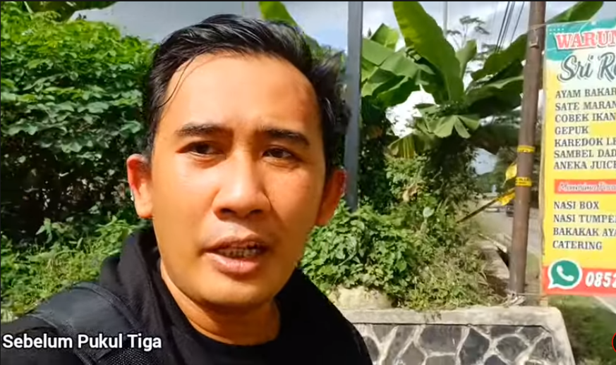Cecep, ahli metafisika asal Baturaja, Sumatera Selatan, di samping rumah kejadian pembunuhan di Jalancagak, Subang.