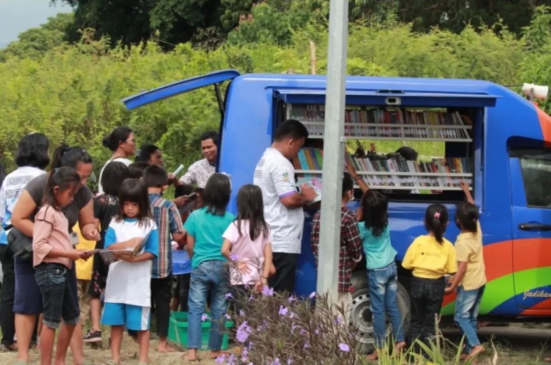 Mobil Perpustakaan Keliling menyediakan bahan bacaan untuk meningkatkan minat baca pada anak-anak