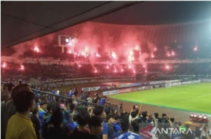 Sejumlah oknum bobotoh menyalakan flare atau suar di tribun utara Stadion Gelora Bandung Lautan Api (GBLA) Kota Bandung, Jawa Barat, Minggu (12/6/2022). 