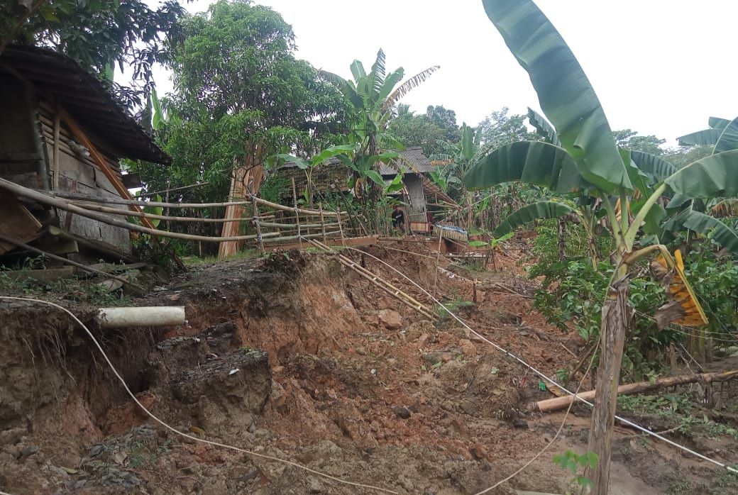 Tanah longsor di Kampung Cikupaeun, Desa Bojongmanik Kecamatan Sindangresmi, Pandeglang