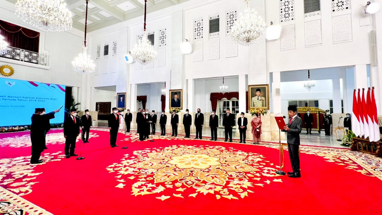 Presiden Joko Widodo resmi melantik dua figur menteri dan tiga figur wakil menteri Kabinet Indonesia Maju untuk sisa masa jabatan periode tahun 2019-2024 di Istana Negara, Jakarta, pada Rabu, 15 Juni 2022 Foto: BPMI Setpres/Laily Rachev.