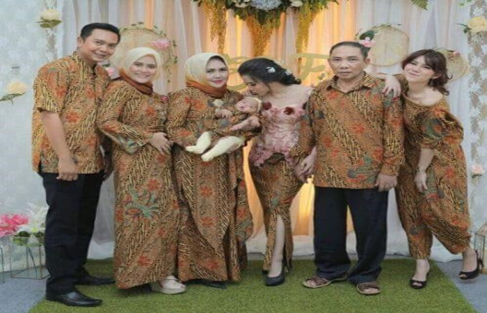 Model baju couple batik kombinasi keluarga