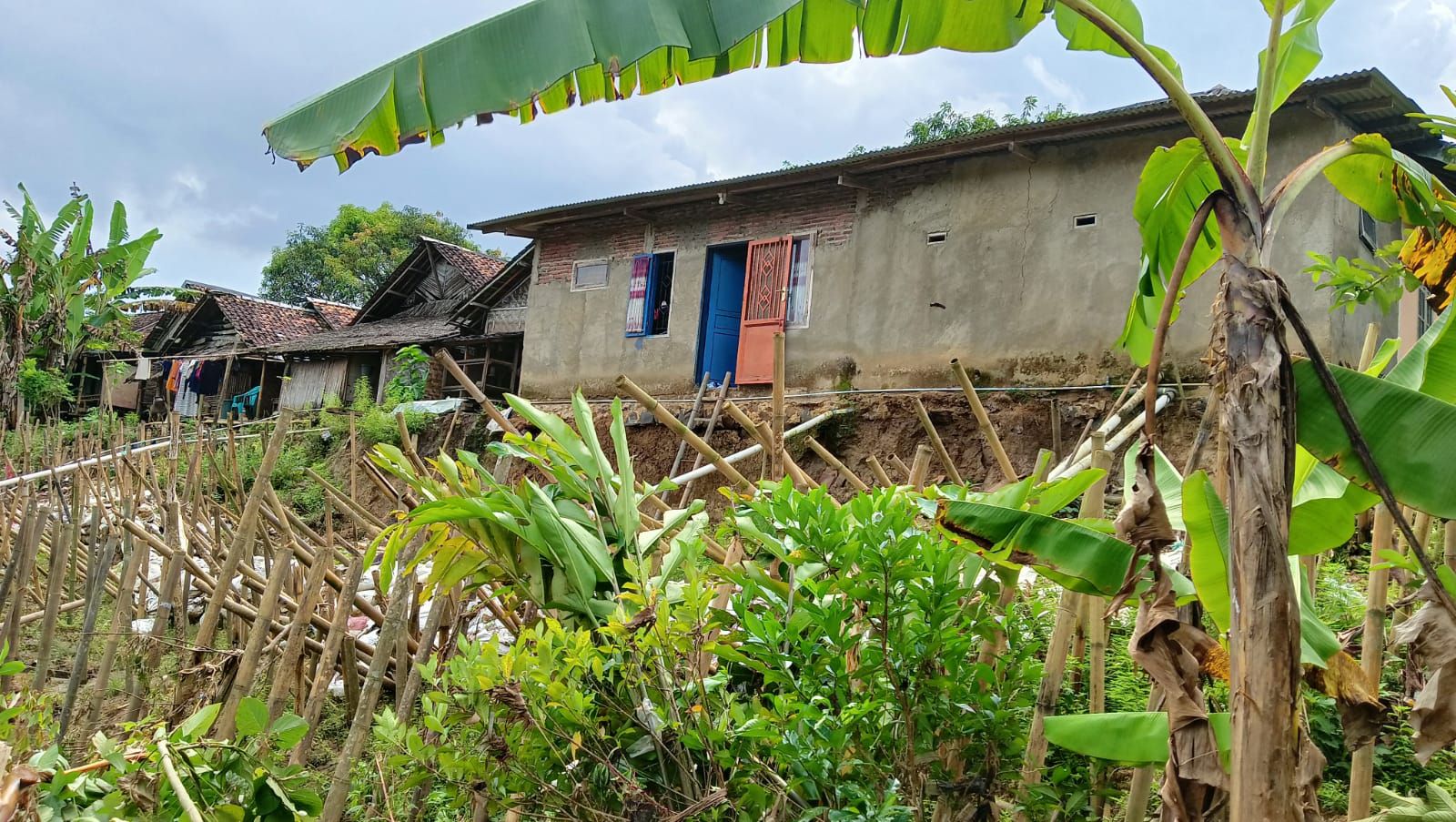 Tanah longsor di Kampung Cikupaeun, Desa Bojongmanik, Sindangresmi, Pandeglang ancam rumah warga