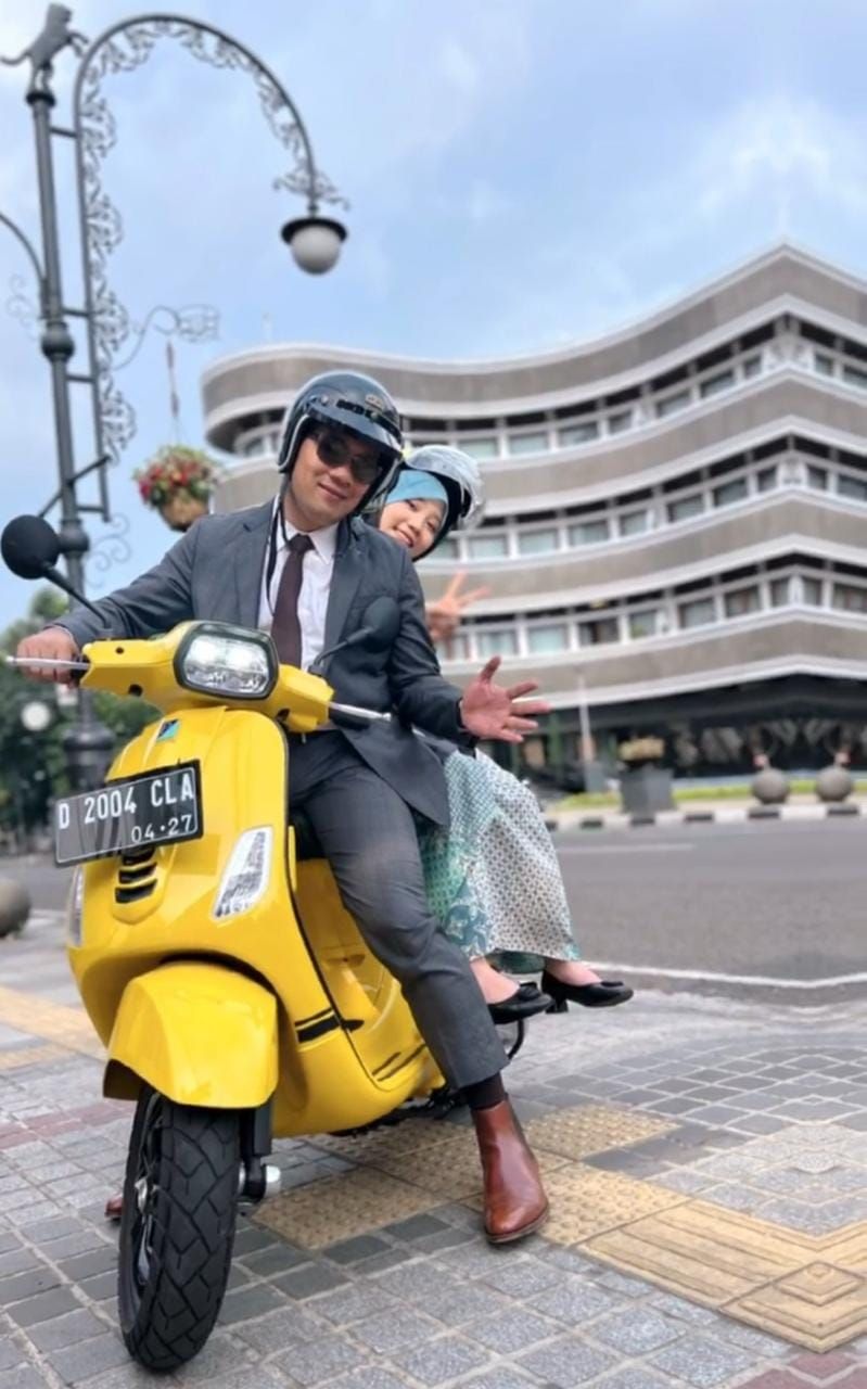 Ridwan Kamil dan putrinya merayakan kebahagian kecil dengan naik motor bersama putrinya Zara. 