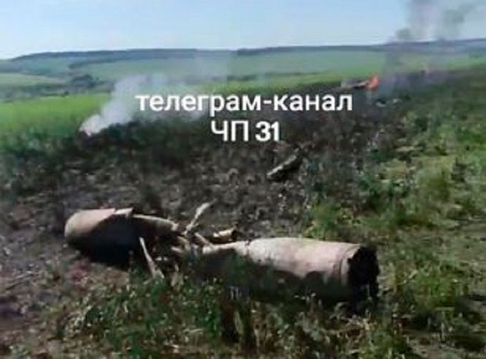 Pilot berhasil keluar dengan selamat, saat jet tempur Su-25 Rusia meledak di wilayah Belgorod.*  