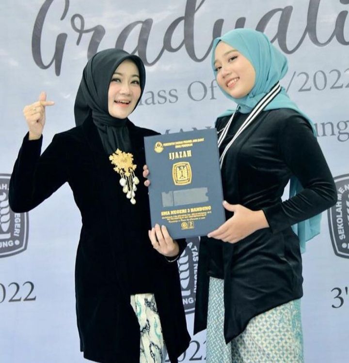 Momen sukacita Atalia bersama anaknya Zara, lulus SMA istimewa