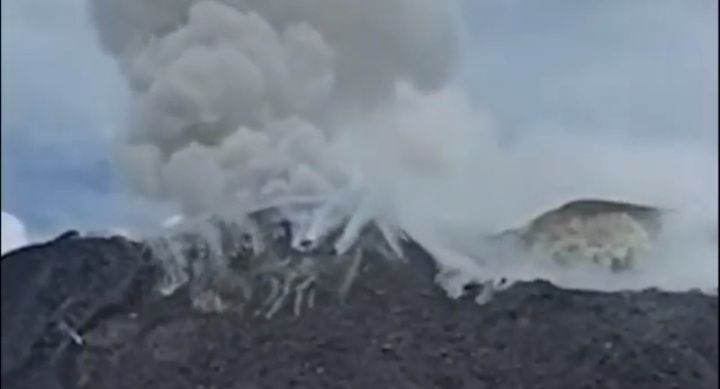 Gunung Ile Lewotolok yang meletus hari ini.