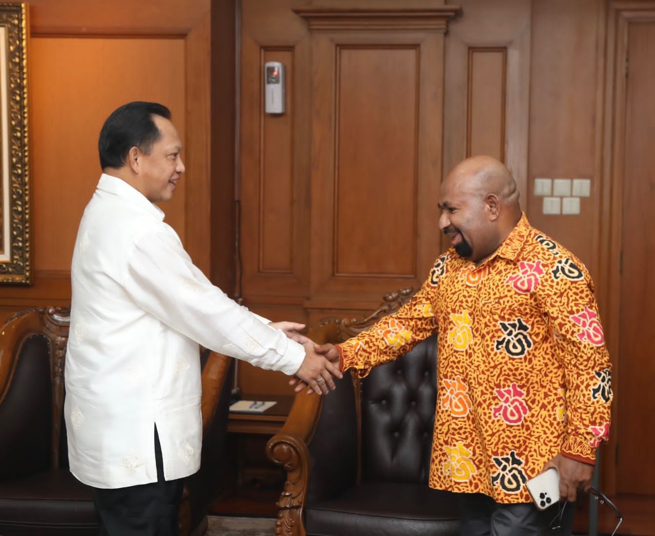 Menteri Dalam Negeri (Mendagri) Republik Indonesia, M. Tito Karnavian bersama Gubernur Papua, Lukas Enembe, SIP, MH menyepakati rencana pemekaran tujuh provinsi .