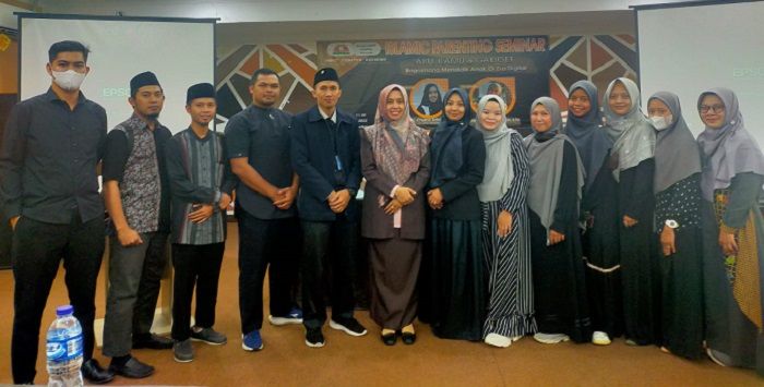  Praktisi Pendidikan Dr Hj Chusna Arifah MPdI, berfoto bersama panitia seusai kegiatan seminar yang digelar SMPIT Uswatun Hasanah Banjar di Mall Pajajaran, Kota Banjar, Sabtu 11 Juni 2022.* 