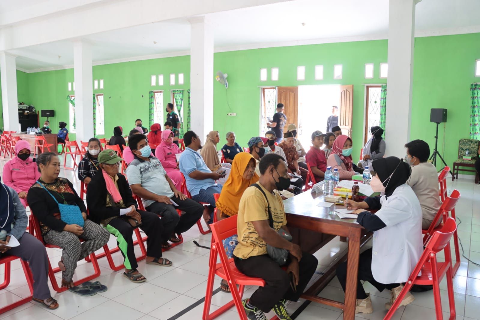 Antusias Masyarakat, Dalam rangka menyambut Hari Bhayangkara Ke - 76, Bid Dokkes Polda Papua bersama Polres Keerom melaksanakan kegiatan Bhakti Kesehatan.
