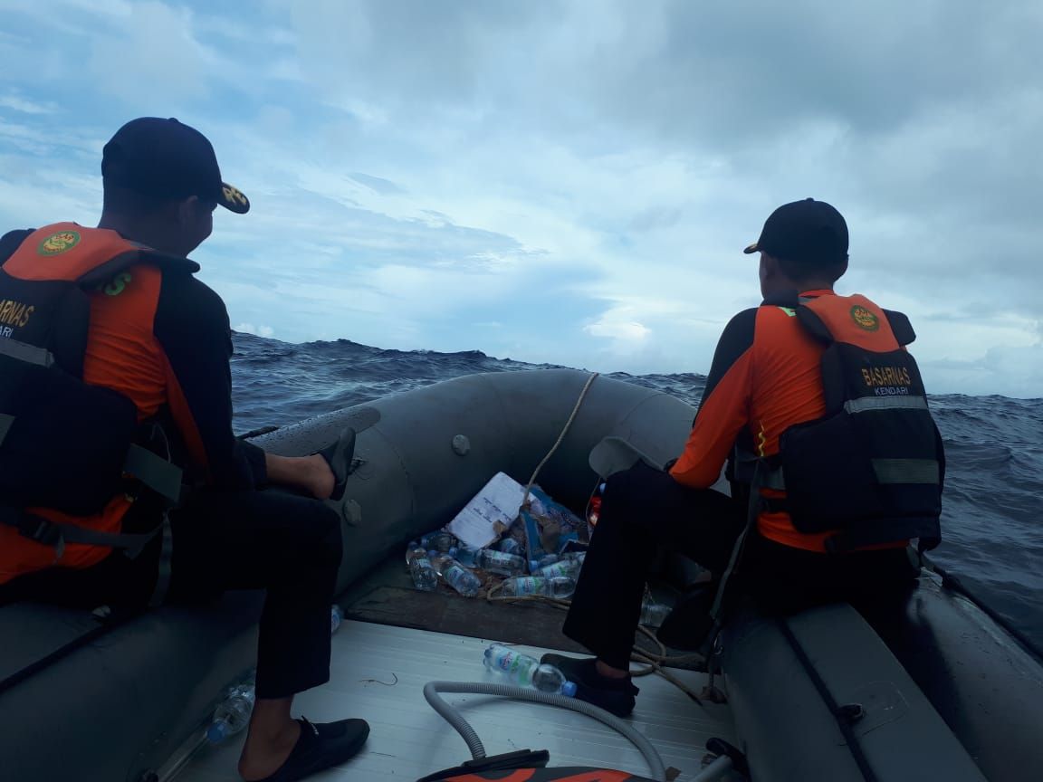 Tim Rescue Pos SAR Wakatobi saat melakukan pencarian terhadap korban (Foto KendariKita-PikiranRakyat)