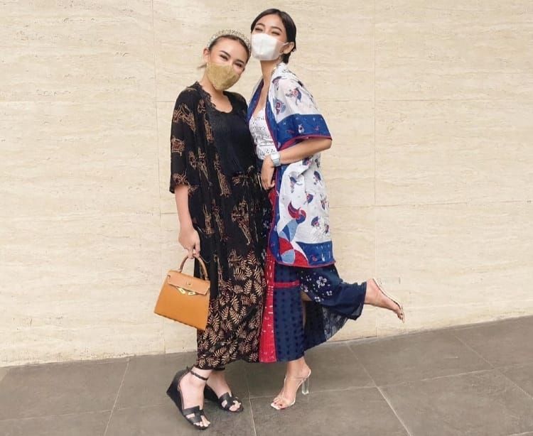 Amanda Manopo dan Glenca Chysara kompak pakai batik.