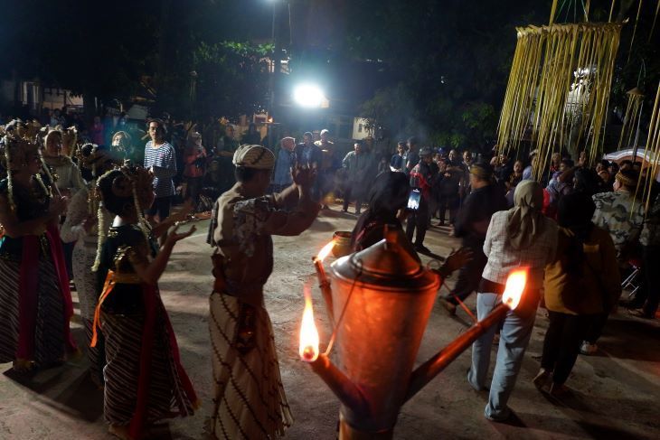 Pejabat, tokoh masyarakat serta warga Perum Bumi Rancaekek Kencana menari Ibing Tayub bersama menutup   pegelaran Ngibing Kalangenan ‘Nyukcruk Galur Mapay Raratan Jembar Mekar Wirahmasari’.