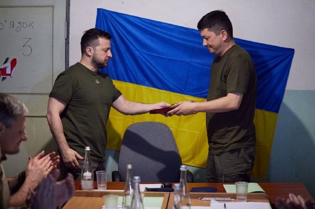 Presiden Ukraina Volodymyr Zelensky (kiri) berunding dengan Vitaliy Kim, kepala administrasi militer regional Mykolaiv, selama kunjungan ke kota pelabuhan Laut Hitam.*