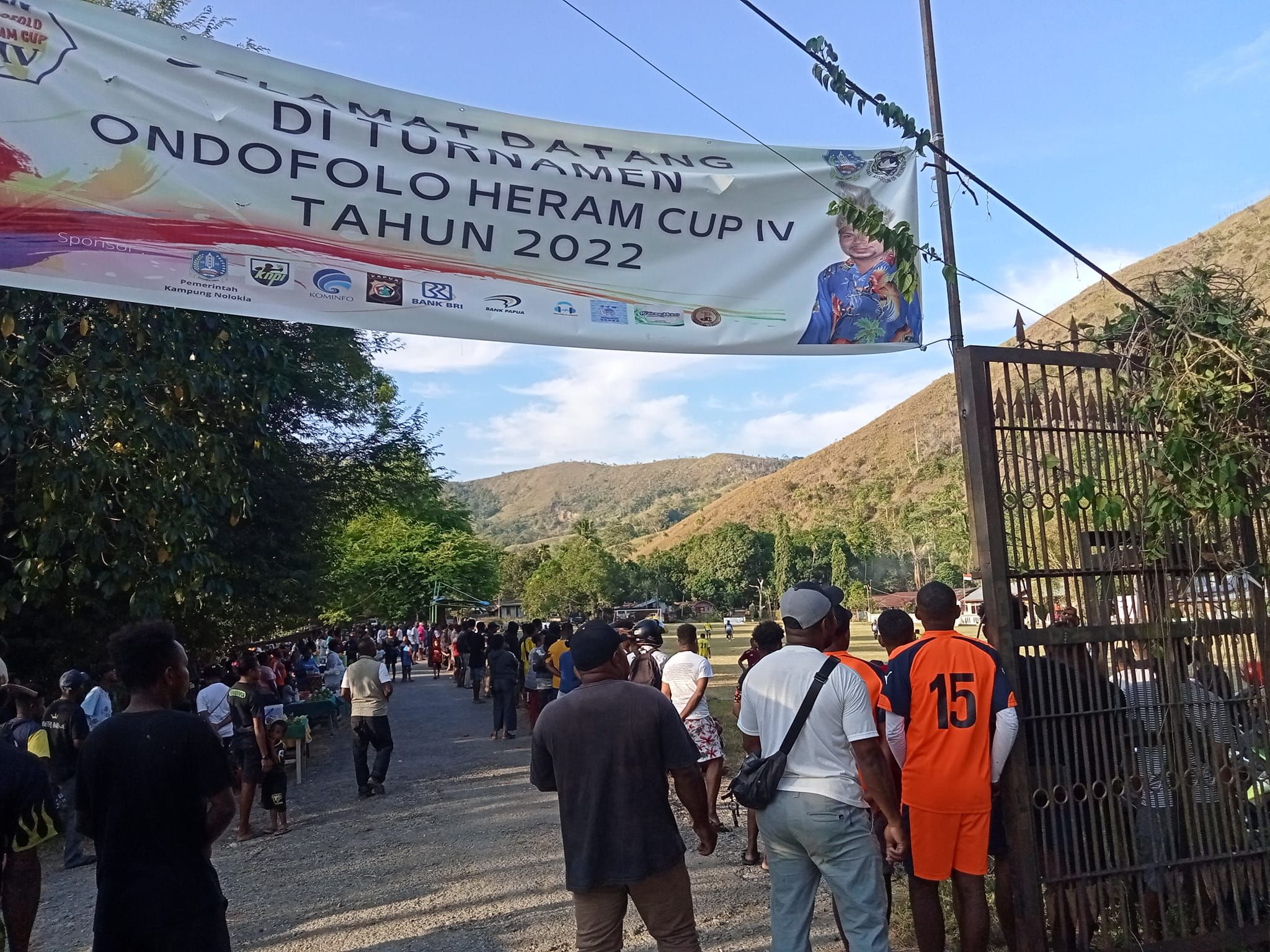  antusias warga saat menyaksikan Turnamen Ondofolo Heram Cup IV 2022, bersama  tim kebanggaan mereka bermain di Lapangan Sepakbola Peternakan Kampung Harapan, Kabupaten Jayapura, Provinsi Papua, Indonesia.
