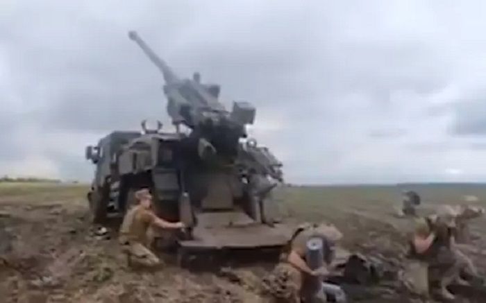 Pasukan Ukraina menggunakan senjata howitzer dari Prancis.*  