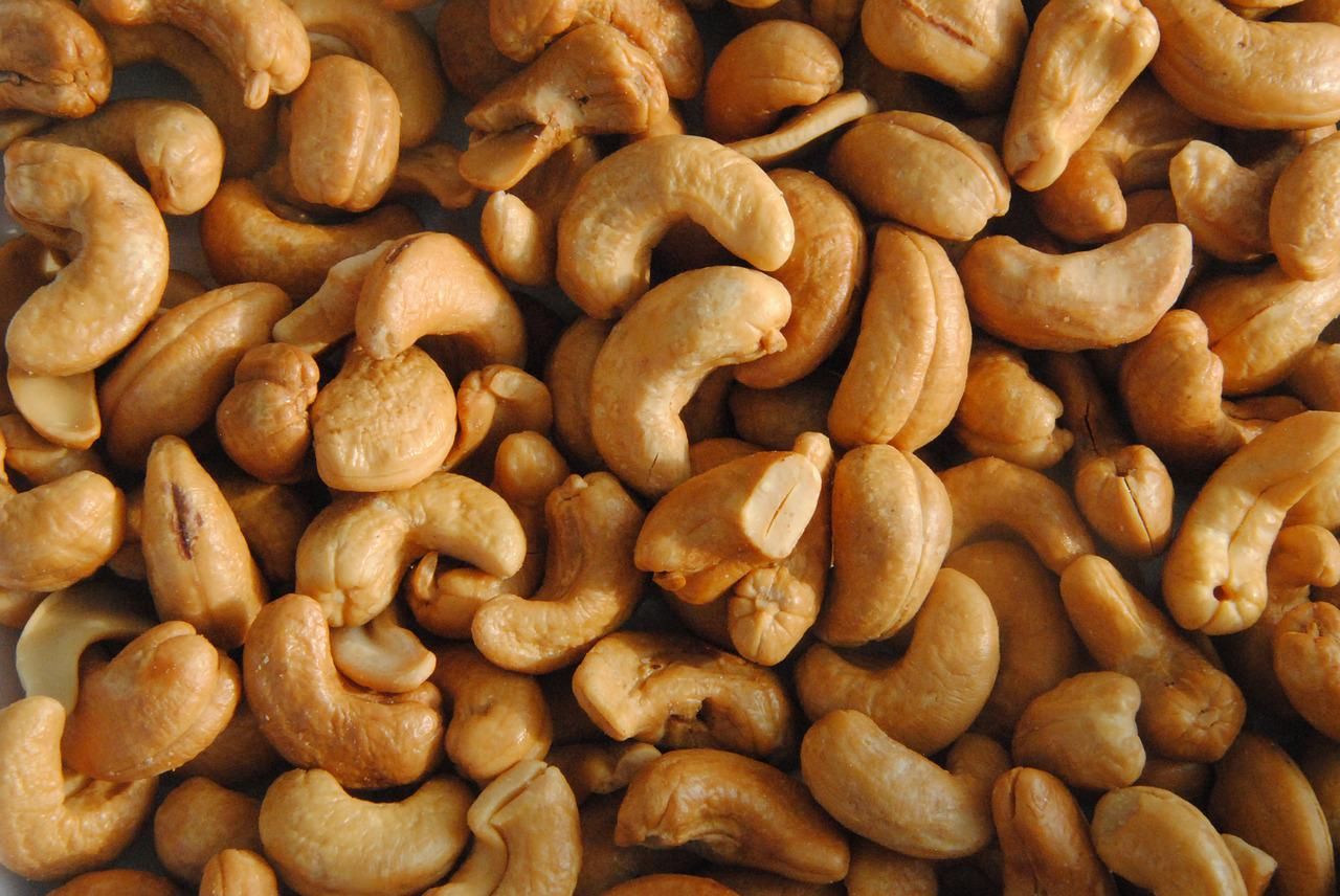 Kandungan vitamin dan mineral dalam kacang mete berperan menjaga kondisi tubuh.
