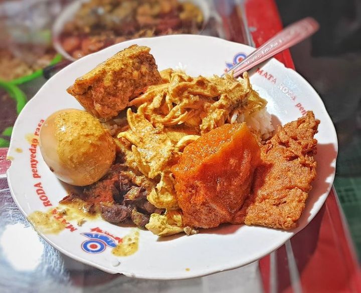 Ilustrasi siap manjakan lidah, ini 7 rekomendasi tempat sarapan dan makan siang di Yogyakarta yang terkenal enak laris manis.