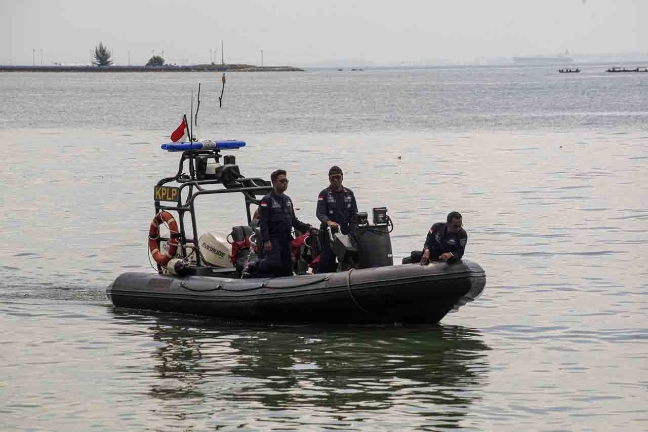 Tim SAR gabungan dari Kesatuan Penjagaan Laut dan Pantai (KPLP) melakukan pencarian 7 orang korban Kapal tenggelam di perairan Batam 
