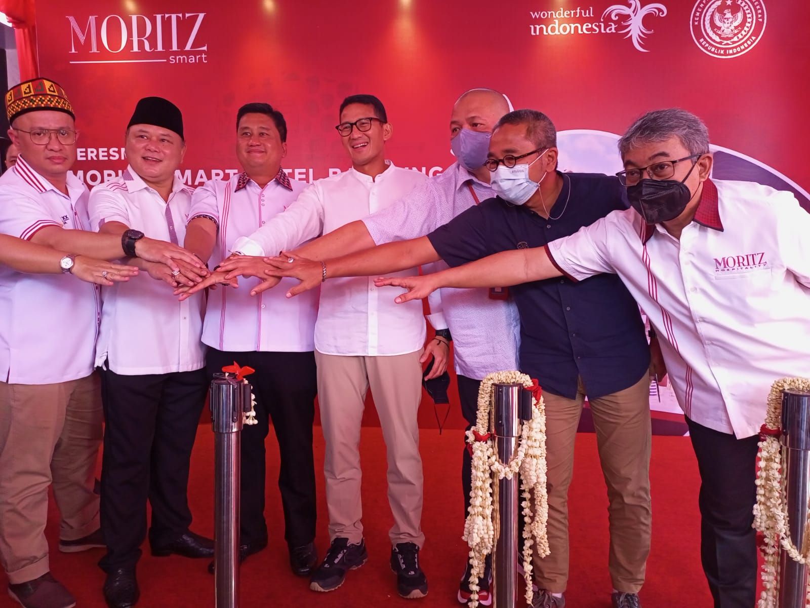 Menteri Pariwisata dan Ekonomi Kreatif (Menparekraf) Sandiaga Uno saat meresmikan hotel Moritz Smart di Jalan Cihampelas No.179, Kota Bandung, Minggu 19 Juni 2022.