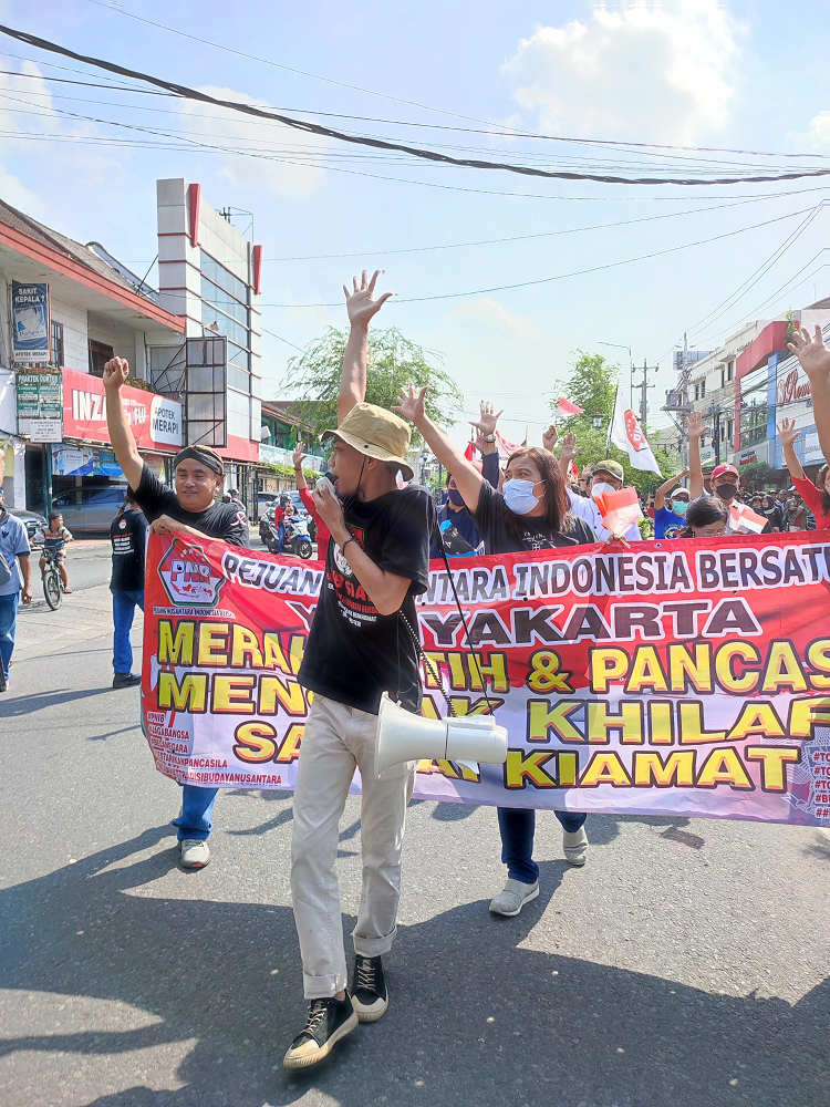 Menolak Eksistensi Paham Khilafah, BEM PTNU Se Nusantara Laksanakan Kirab Bendera Merah Putih 100 Meter 