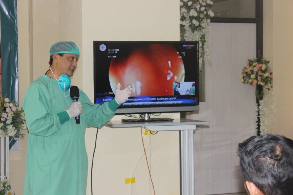 Bupati Belu, dr. Agustinus Taolin saat menjelaskan hasil uji coba pemeriksaan endoskopi saluran cerna salah satu pasien di RSUD Atambua 