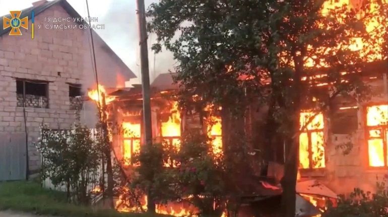 Api membakar di sebuah gedung setelah penembakan di lokasi yang diberikan sebagai Seredyna-Buda, wilayah Sumy, Ukraina, dalam tangkapan layar ini diperoleh dari video selebaran yang dirilis pada 19 Juni 2022.*  