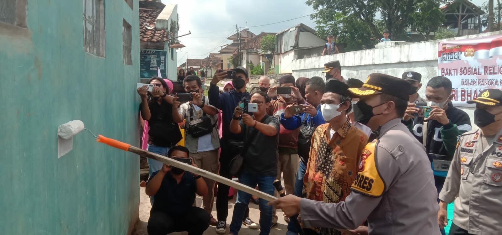 Kapolres Garut AKBP Wirdhanto Hadicaksono mengecat tembok mushola Nurul Iman yang berlokasi di Kampung Babakan Abid, Kelurahan Sukamenteri, Kecamatan Garut Kota, Senin, 20 Juni 2022.