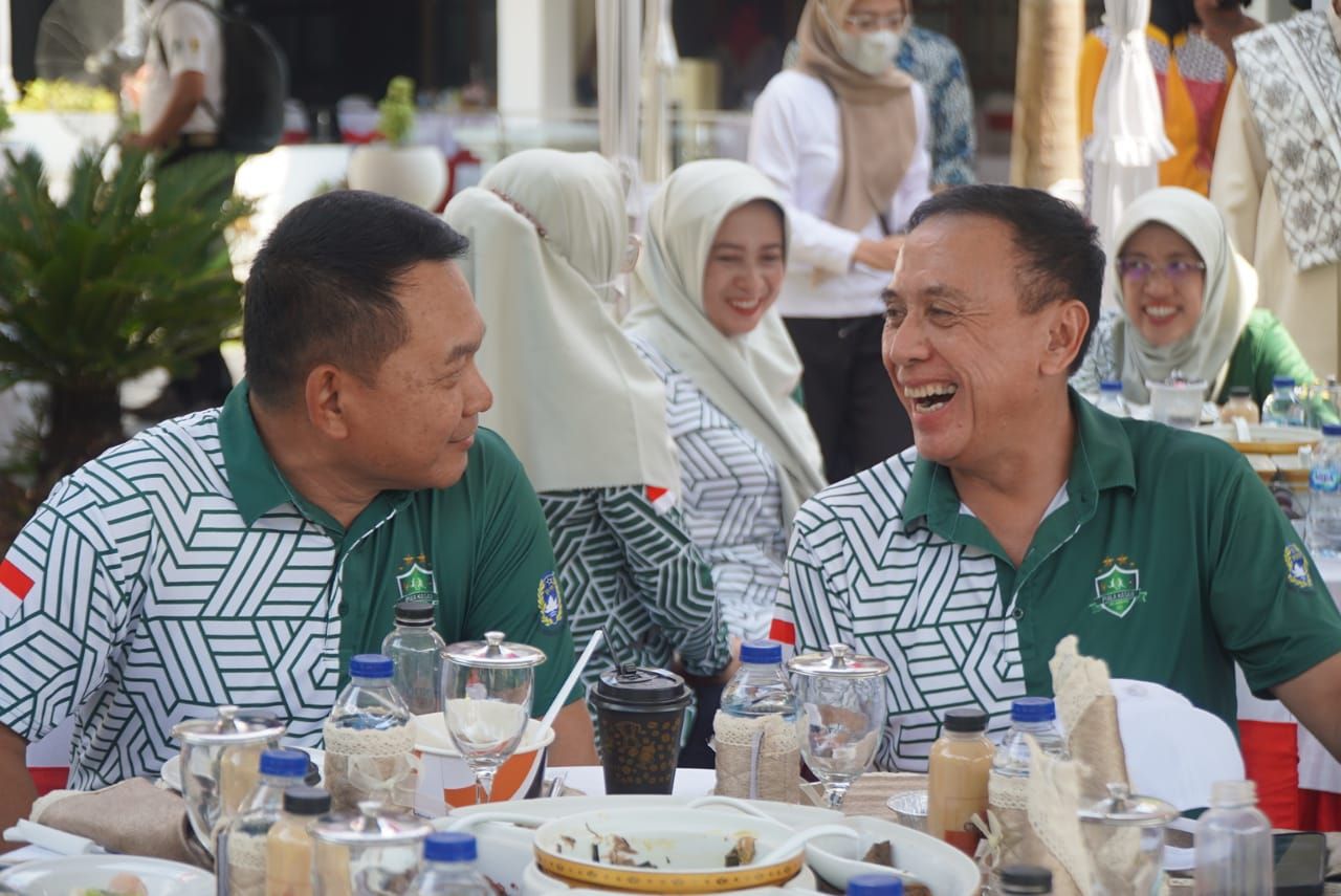 Ketua Umum PSSI Mochamad Iriawan (kanan) dan KSAD Jenderal Dudung Abdurachman./dok. IST