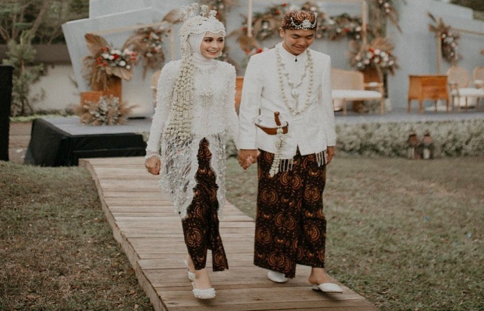 Baju couple pengantin sederhana