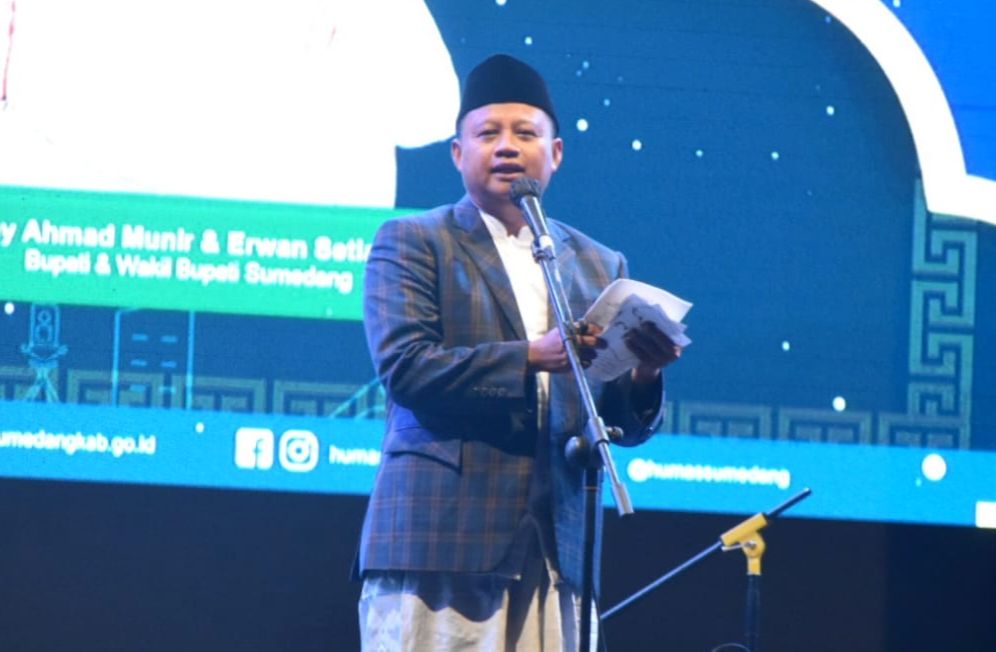 Wakil Gubernur Jabar H. Uu Ruzhanul Ulum, saat membuka MTQ ke-37 tingkat Jabar tahun 2022, di kawasan Induk Pusat Pemerintah (IPP) Kabupaten Sumedang, Minggu, 19 Juni 2022, malam.