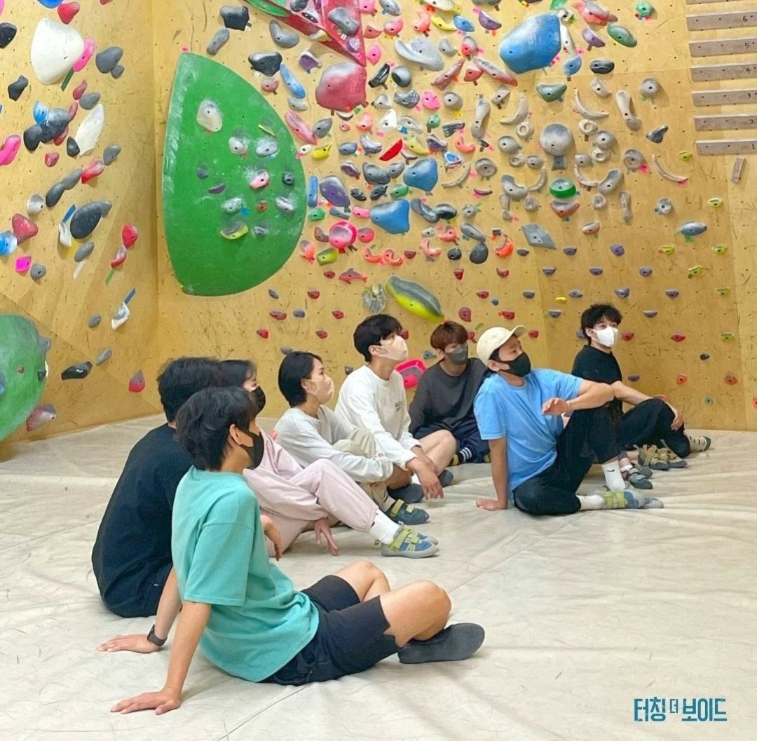 Kim Seon Ho saat sedang berlatih mendaki untuk teater Touching the Void