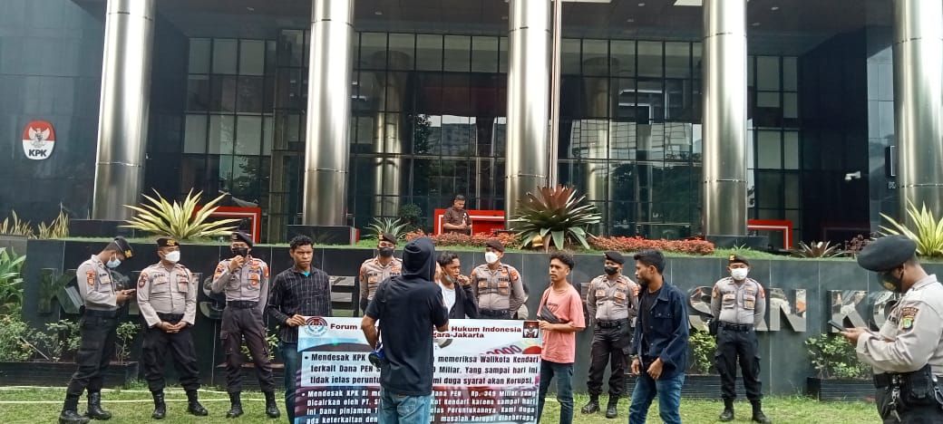 Fahmi Sultra-Jakarta saat melakukan demonstrasi di depan KPK, Senin 20 Juni 2022 (KendariKita-PikiranRakyat)