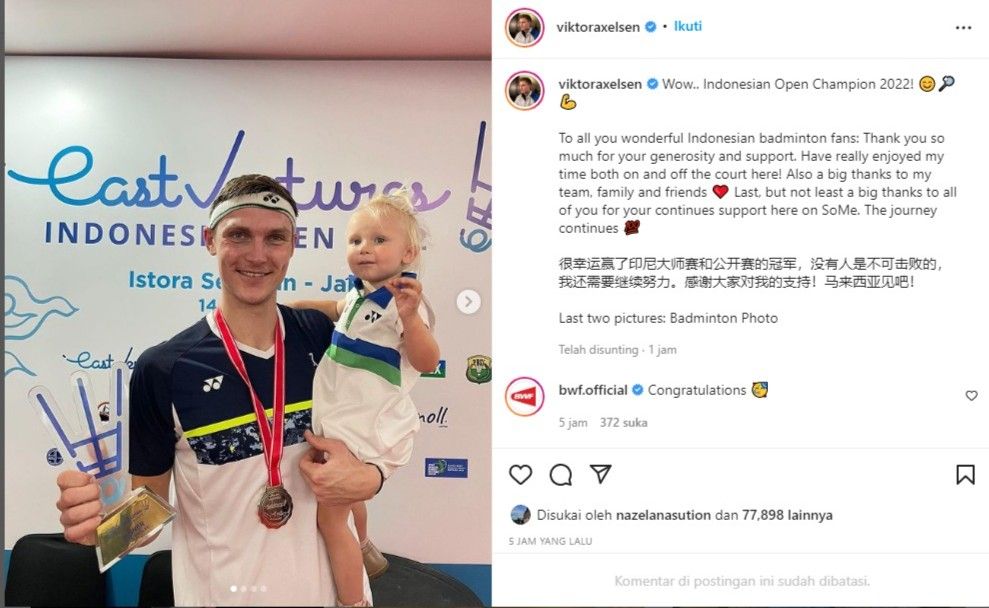 Tangkapan layar - Viktor Axelsen ajak sang putri, Vega Rohde, ke atas podium ketika terima penghargaan juara umum laga bulu tangkis Indonesia Open 2022 dalam kategori tunggal putra. 