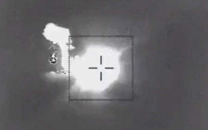 Klip menunjukkan saat kapal Rusia diledakkan rudal Harpoon.*  